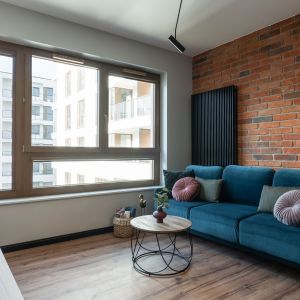 Niebieska kanapa w małym salonie. Projekt wnętrza i zdjęcie: KODO Projekty i Realizacje Wnętrz