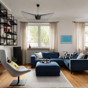 Niebieska kanapa w salonie. Design: Architekt Magdalena Daszkiewicz, pracownia Przestrzenie. Zdjęcie: Mikołaj Dąbrowski. Stylizacja: Ola Dąbrówka/Good Vibes Interiors