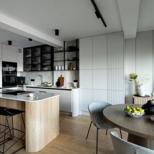 Płytki na ścianie nad blatem w kuchni i szare meble kuchenne. Projekt wnętrza: Hanna Pietras Architects. Zdjęcia i stylizacja:  FOLLOW THE FLOW