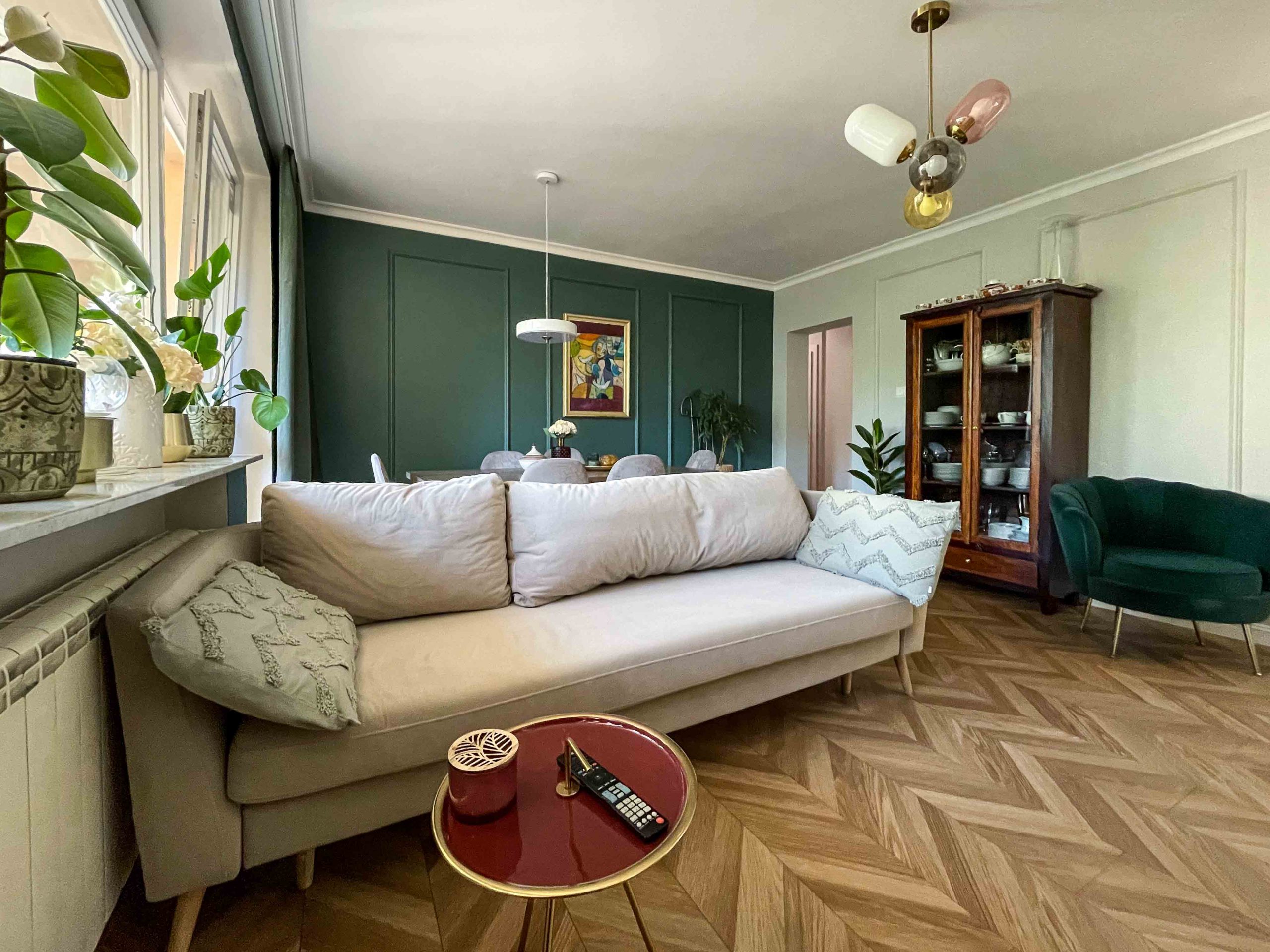 Piękna drewniana podłoga i ściany ze sztukaterią w salonie modern classic. Projekt i zdjęcia Pogotowie Wnętrzarskie