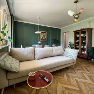 Piękna drewniana podłoga i ściany ze sztukaterią w salonie modern classic. Projekt i zdjęcia Pogotowie Wnętrzarskie