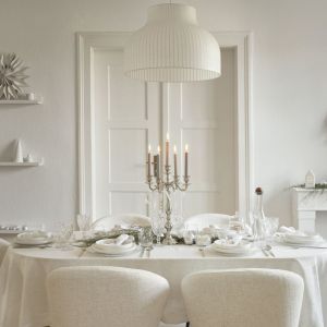 Świąteczna aranżacja stołu w bieli. Fot. WestwingNow.pl