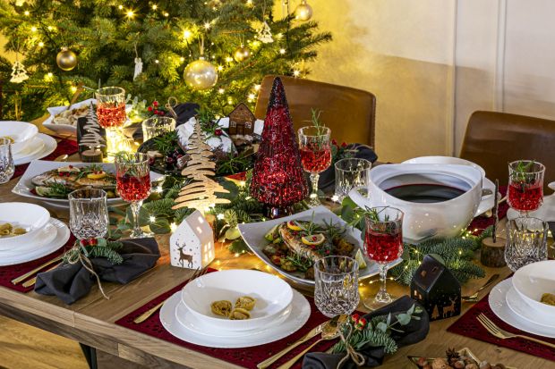Stół w święta powinien wyglądać wyjątkowo. Warto dobrać dekoracje, dzięki którym w Boże Narodzenie stworzymy we wnętrzu niepowtarzalną atmosferę. Jak to zrobić? W naszej galerii znajdziesz porady i 20 pomysłów na dekorację świąteczn