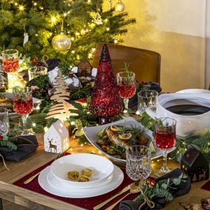 Piękna aranżacja świątecznego stołu w bieli, zieleni i czerwieni. Fot. Salony Agata