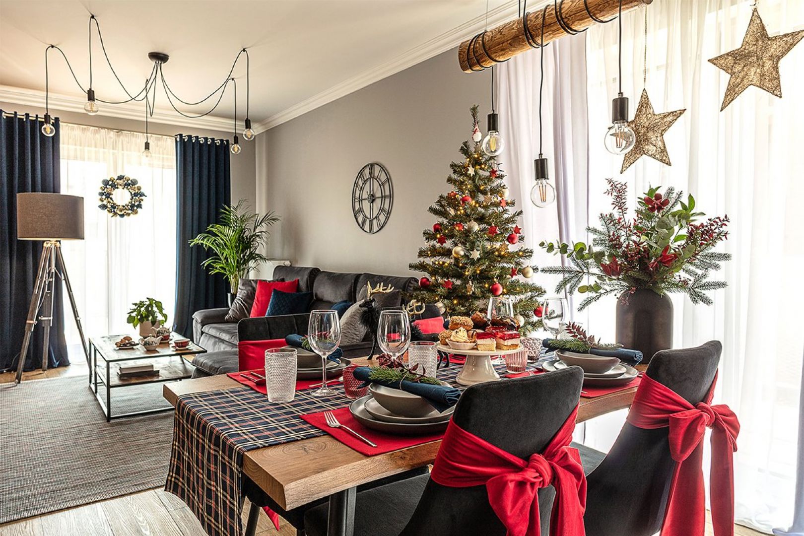 Ceramika, sztućce, bieżnik czy serwetki nadadzą uroczystego charakteru, wprowadzą świąteczny nastrój i pomogą celebrować wspólne chwile z bliskimi. Fot. Dekoria.pl