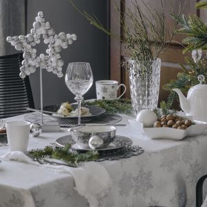 Świąteczna aranżacja stołu w bieli i srebrze. Fot. Home and You