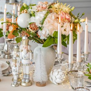 Piękna aranżacja świątecznego stołu w bieli i srebrze. Fot. Roseberry Home