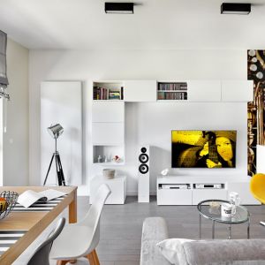 Białe ściany i fototapeta w małym salonie w bloku. Projekt wnętrza: Katarzyna Rohde, pracownia HOME & STYLE. Zdjęcia: Bernard Białorucki