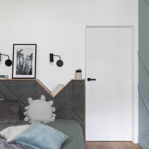 Z uwagi na niewielkie gabaryty pomieszczenia, zagłówek pełni funkcję szafek nocnych. Projekt wnętrza: ATUT Architektura Wnętrz. Zdjęcia: Paweł Biedrzycki, Kąty Proste