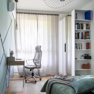 Miejsce do pracy w sypialni. Projekt wnętrza: ATUT Architektura Wnętrz. Zdjęcia: Paweł Biedrzycki, Kąty Proste