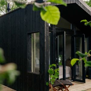 Mori Tiny House to mały, zrównoważony dom, który znajduje się w sercu lasu Veluwe w Holandii. Fot. mat. prasowe Duravit