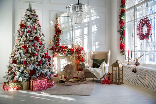Boże Narodzenie to wyjątkowy czas. Aby w pełni cieszyć się świąteczną atmosferą, warto zadbać o piękne dekoracje w salonie. Wnętrze zyska oryginalny, a zarazem przytulny wygląd. Będzie niezwykle świątecznie.