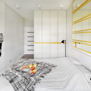 Lustra na ścianie za łóżkiem w sypialni. Projekt wnętrza: Katarzyna Rohde, pracownia HOME & STYLE. Zdjęcia: Bernard Białorucki