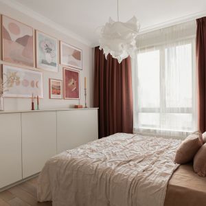 Tapeta z królewskim wzorem na ścianie za łóżkiem w sypialni. Projekt: Ola Dąbrówka, GOOD VIBES Interiors. Zdjęcia: Mikołaj Dąbrowski
