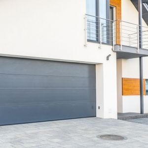 Bramy garażowe segmentowe to najczęściej wybierany rodzaj wejścia do garażu. Z powodzeniem mogą być one montowane tam, gdzie brakuje miejsca przed garażem na otwierane skrzydła bramy. Fot. mat. prasowe DMD