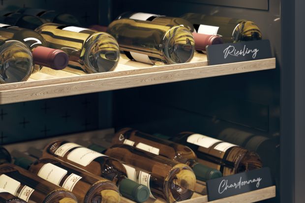 W lodówce, szafce, a może w piwnicy? Gdzie i w jaki sposób przechowywać wino, by cieszyć się pełnią jego smaku i aromatu? W artykule znajdziesz sporo wskazówek!