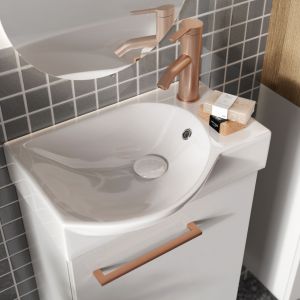 Mała łazienka - tak powiększysz ją optycznie. Na zdjęciu umywalka Tummy i kolekcja Metro System marki NAS. Fot. mat. prasowe NAS