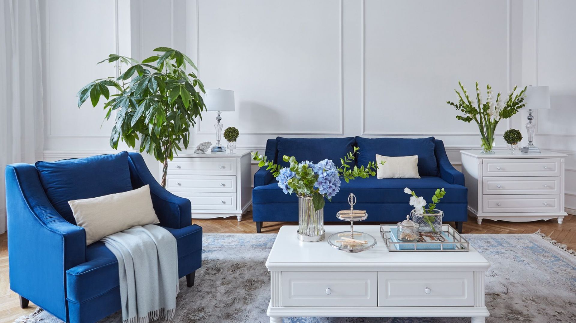 Niebieska kanapa w salonie. Nowoczesna i elegancka!