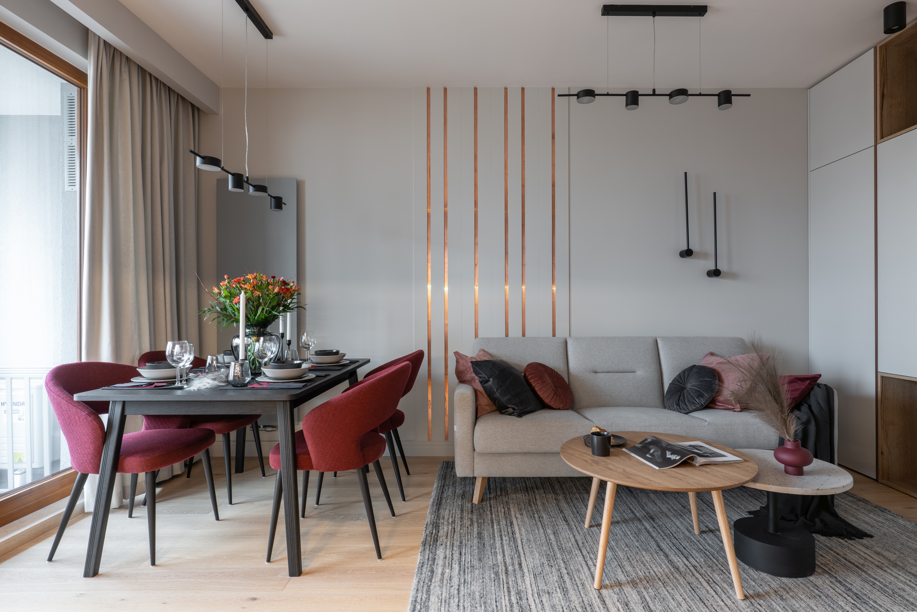 43-metrowe mieszkanie. Bordowe krzesła i dekoracje w kolorze roku 2023! Projekt i zdjęcia KODO Projekty i Realizacje Wnętrz
