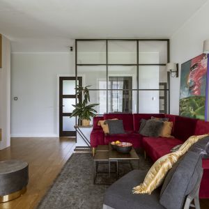 Loftowy salon na Ursynowie. Bordowa sofa w kolorze roku 2023! Projekt wnętrza Beata Michalak, Studio Deccor. Fot Yassen Hristov