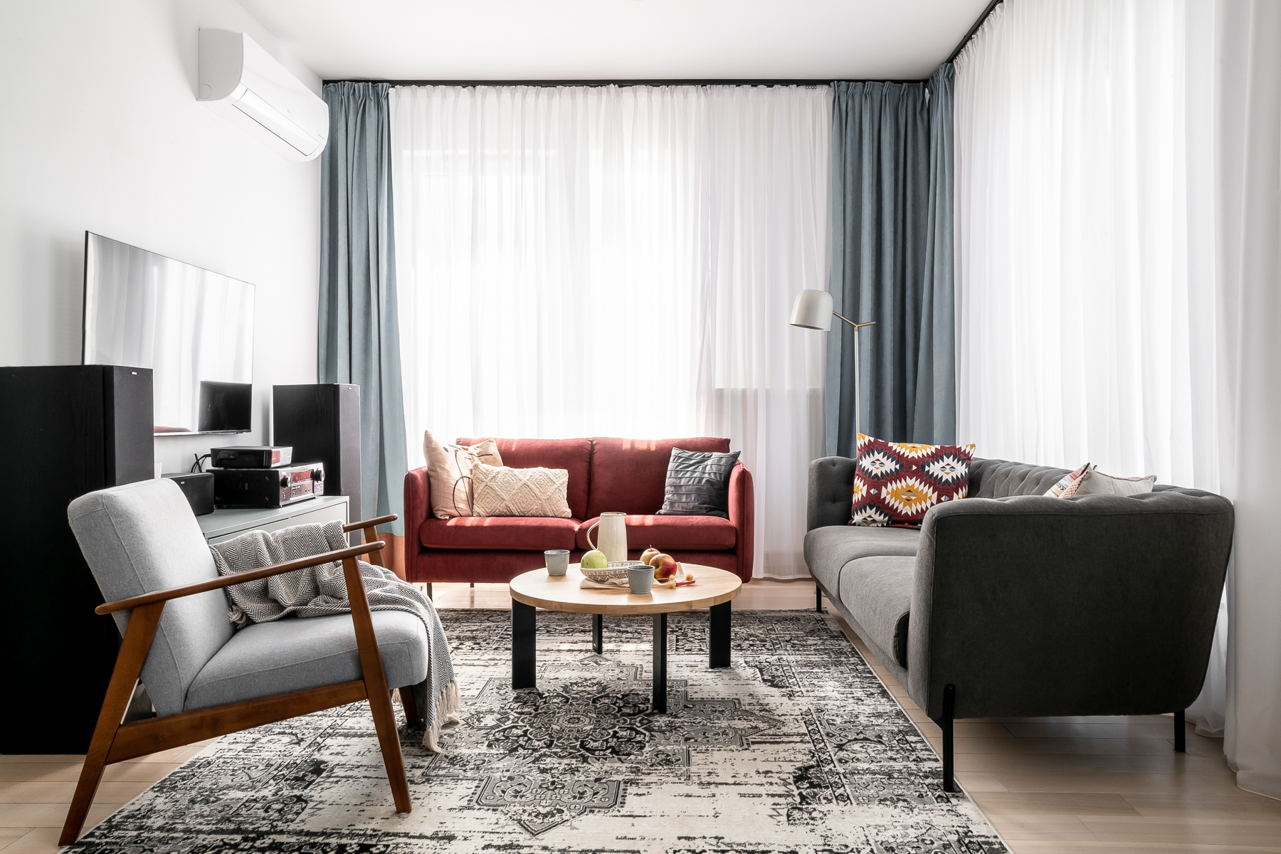 70-metrowy mieszkanie i salon  z kolorem roku 2023 Viva Magenta. Projekt Monika Ledzion, pracownia Nom Studio. Fot. Pietruszka Fotografia