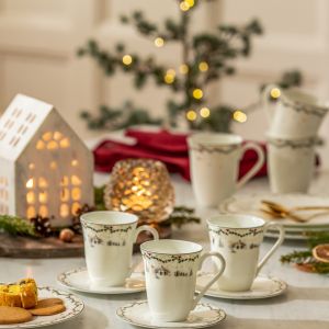 Na śnieżnobiałej porcelanie Christmas Memories pojawia się dyskretny i tradycyjny wzór, z bogactwem detali, w tym gwiazdek wykończonych 24-karatowym złotem. Fot. Fyrklövern