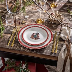 Na świątecznym stole pięknie będzie wyglądała kolekcja porcelany Disney Christmas Jubilee. Fot. Fyrklövern