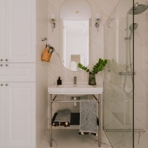 Urządzając łazienki stawiamy na sprawdzoną paletę i ponadczasowy styl. Fot. KODO Projekty i Realizacje Wnętrz