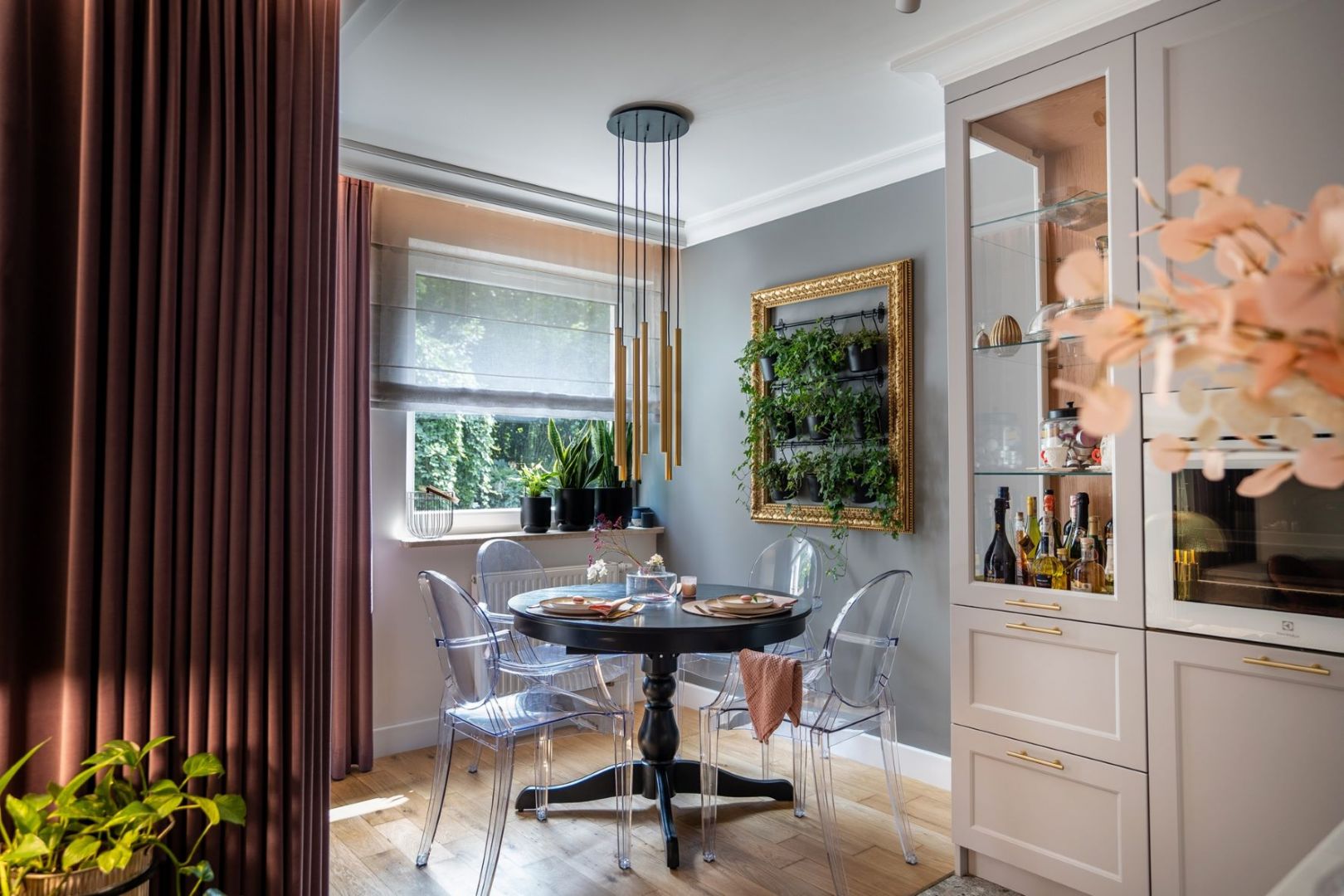 Złota rama okala żywy zielnik zawieszony na ścianie w kąciku jadalnym. Projekt wnętrza: ArteDesign x Dekorian Home. Zdjęcia i stylizacja: Patryk Barwinek