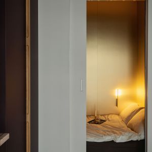 Sypialnię od reszty mieszkania oddzielają przesuwne drzwi. Projekt wnętrza: Jacek Kamiński. Zdjęcia: Jakub Nicieja