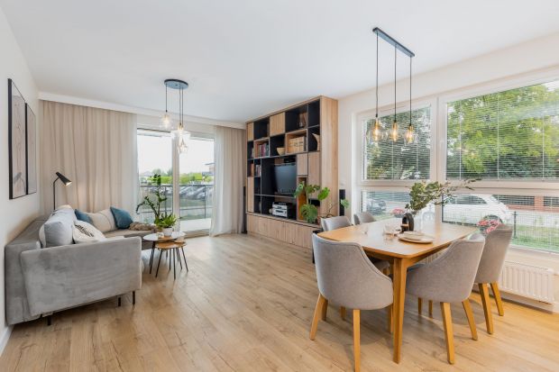Mieszkanie o powierzchni 69 m2 znajduje się w miejscowości Niemcz koło Bydgoszczy. Nowoczesność spotyka się tu z domowym, przytulnym klimatem, a design z praktycznością. Jasne kolory tworzą też niezwykle piękną kompozycję z drewnem i kroplą 
