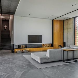 Telewizor powieszony na ścianie w nowoczesny, jasnym salonie. Projekt wnętrza i zdjęcie: REFORM Architekt