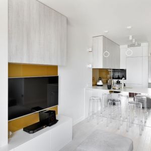 Szkło na ścianie nad blatem w małej kuchni. Projekt wnętrza: Katarzyna Rohde, pracownia HOME & STYLE. Fot. Bernard Białorucki, studio Art Media Factory