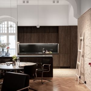 Kuchnia to opowieść pisana drewnem – stylowe fronty zabudowy tworzą matowe powierzchnie spójnie połączone z czernią wyposażenia. Projekt wnętrza i zdjęcia: KODO Projekty i Realizacje Wnętrz