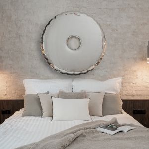 Ścianę za łóżkiem w sypialni zdobi cegła. Projekt wnętrza i zdjęcia: KODO Projekty i Realizacje Wnętrz