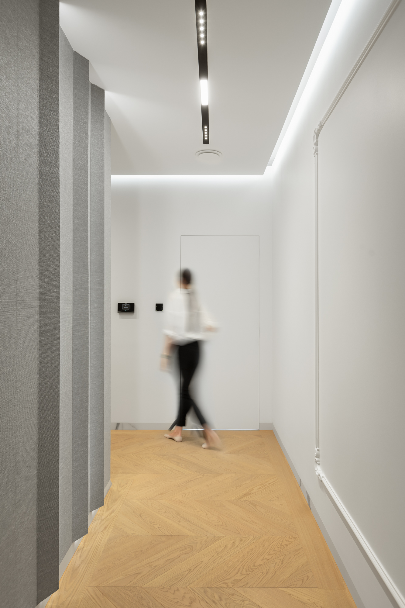 Nowoczesny dom w minimalistycznym stylu. Przedpokój. Projekt wnętrza: Karolina Poniatowska. Stylizacja: Karolina Poniatowska. Zdjęcia: Mikołaj Dąbrowski