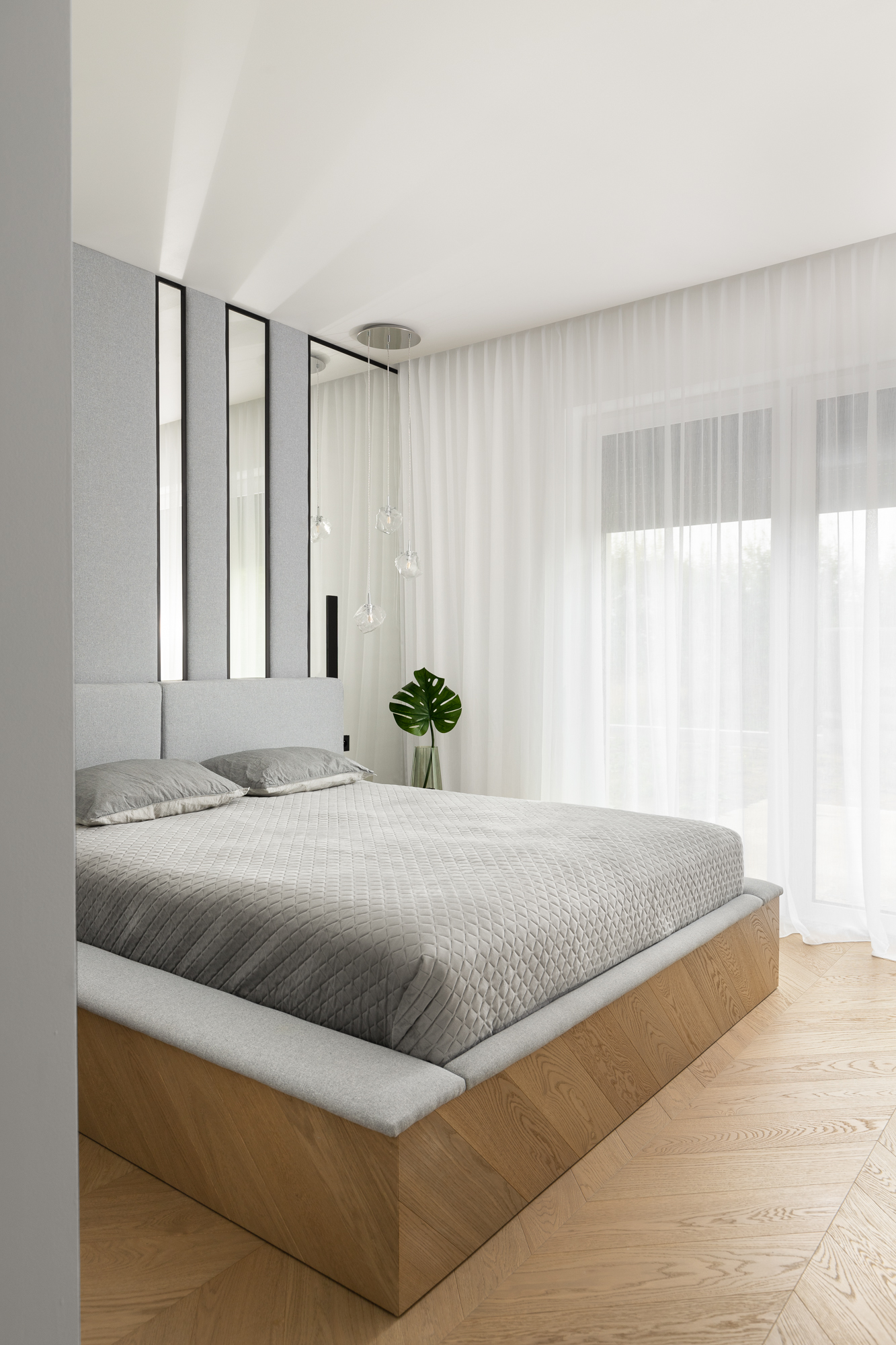 Nowoczesny dom w minimalistycznym stylu. Sypialnia. Projekt wnętrza: Karolina Poniatowska. Stylizacja: Karolina Poniatowska. Zdjęcia: Mikołaj Dąbrowski