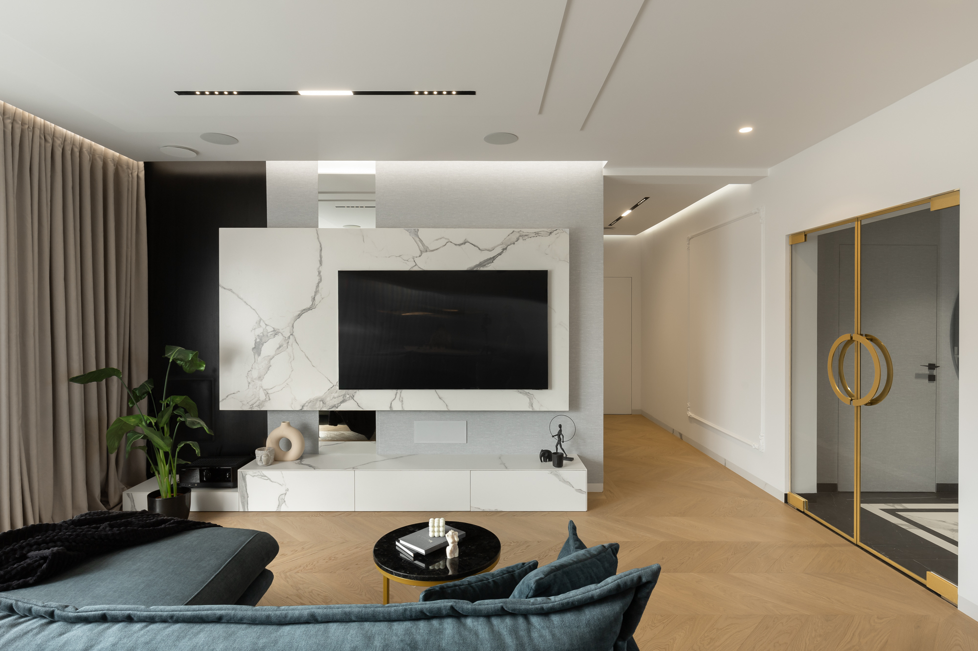 Nowoczesny dom w minimalistycznym stylu. Salon z kuchnią i jadalnią. Projekt wnętrza: Karolina Poniatowska. Stylizacja: Karolina Poniatowska. Zdjęcia: Mikołaj Dąbrowski