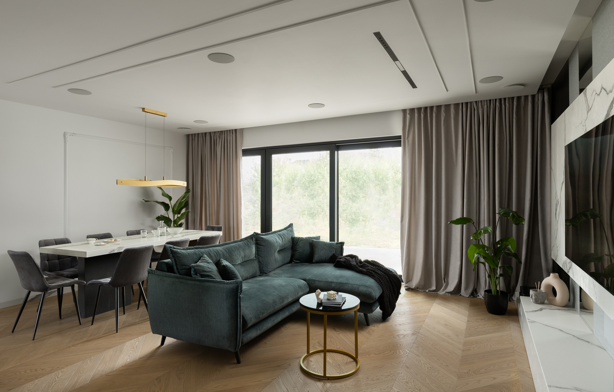 Nowoczesny dom w minimalistycznym stylu. Salon z kuchnią i jadalnią. Projekt wnętrza: Karolina Poniatowska. Stylizacja: Karolina Poniatowska. Zdjęcia: Mikołaj Dąbrowski