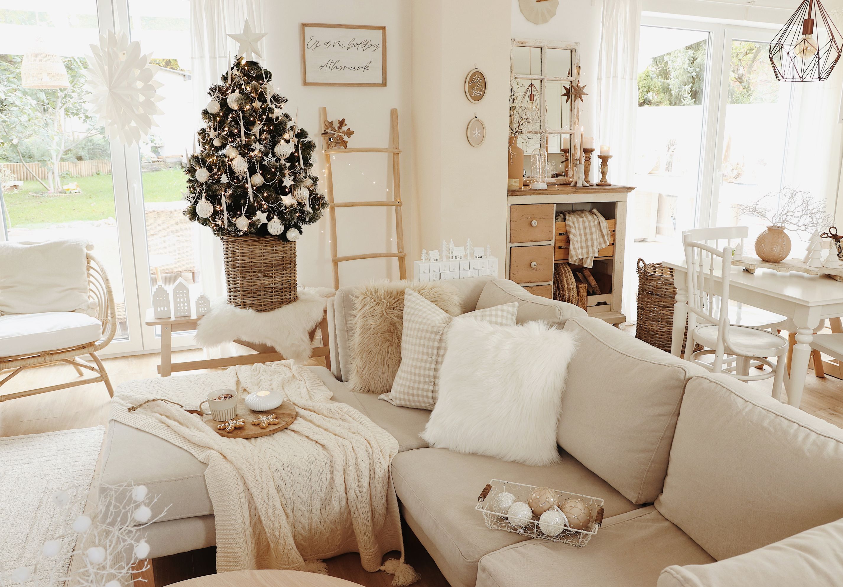 Jasne, świąteczne dekoracje w salonie urządzonym w bieli. Fot. Bonami