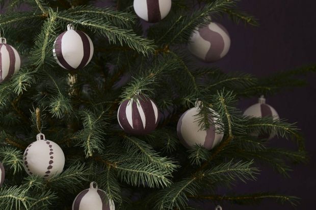 Szukasz pomysłu na efektowną aranżację domu na święta Bożego Narodzenie? Zaufaj artystce i ekspertce od kolorów Annie Sloan. Twórczyni legendarnych farb kredowych poleca bogaty i szlachetny odcień fioletu, który będzie efektowną bazą wystro