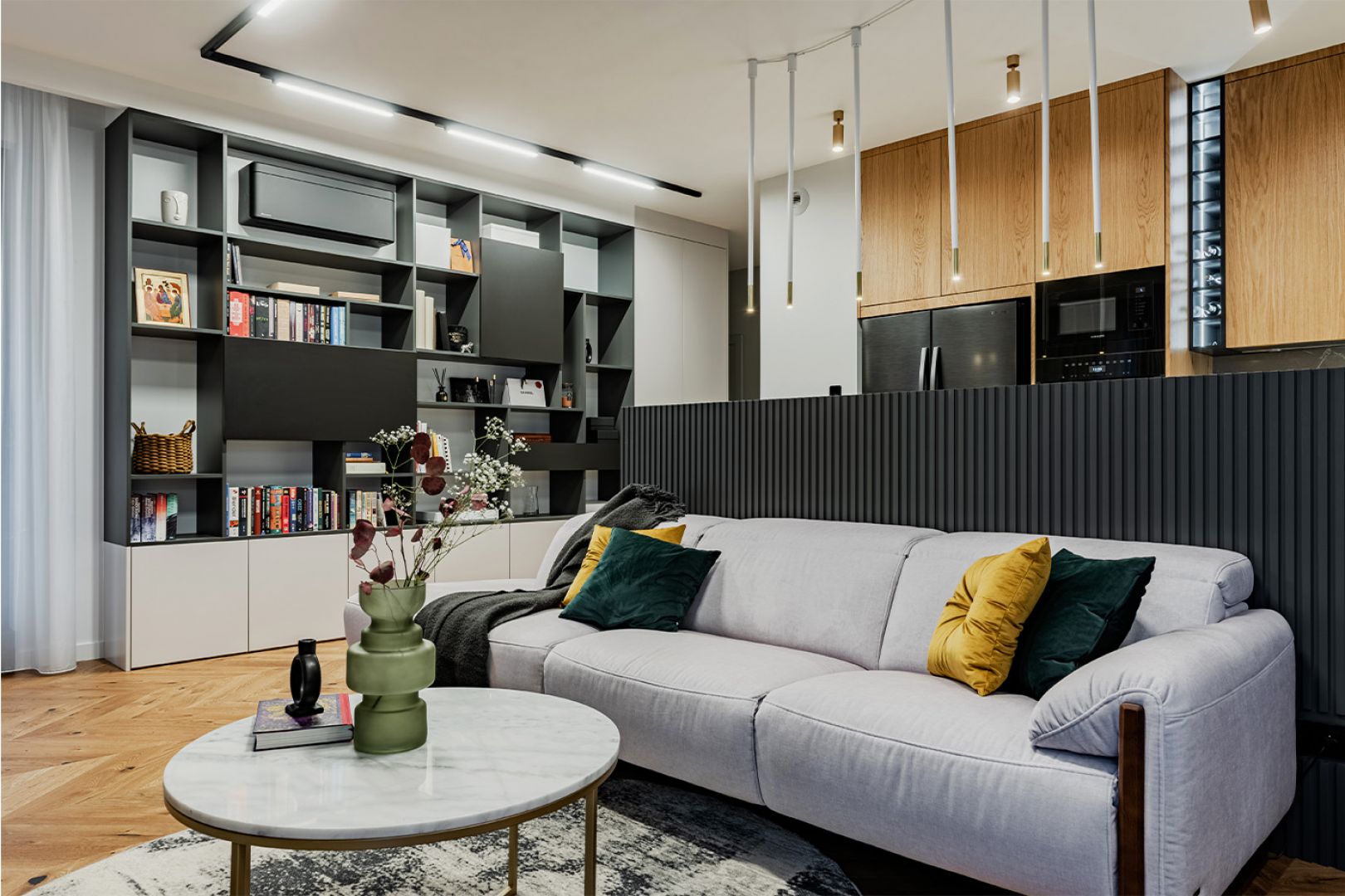 Elegancki i monochromatyczny klimat mieszkania został zachowany, dzięki idealnie dobranym dodatkom świątecznym. Projekt wnętrza: Deer Design. Zdjęcia: Zagórny Studio