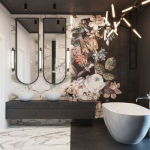 W łazience wrażenie robi ciemna tapeta o florystycznym wzorze. Projekt wnętrza: MIKOŁAJSKAstudio