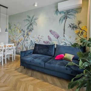 Kolorowy mural na ścianie za kanapą w salonie. Projekt wnętra: Beata Ignasiak, pracownia Ignasiak Interiors. Fot. Grupa Deix