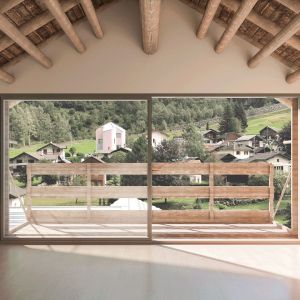 Mobilny balkon. Adaptacja zabytkowych budynków pasterskich w Szwajcarii, w malowniczej alpejskiej dolinie to projekt polskiego architekta, Bogusław Barnasia z BXB studio. Fot. BXB studio