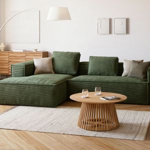 Sofa Blok w obiciu z zielonego sztruksu. Fot. Kave Home