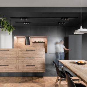 W kuchni królują ciemne kolory - mimo to jest przytulna i odpowiednia dla rodziny z dziećmi. Projekt: Aleksandra Kurc, Maka.Studio. Fot. Jakub Nanowski, Perspektywa