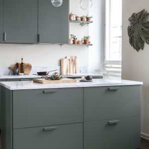 Całkowicie odmieniony look można nadać szafkom kuchennym wykorzystując specjalną emalię. Fot. Tikkurila