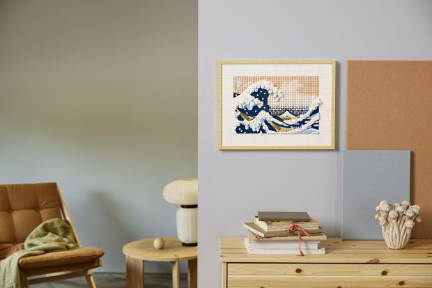 Odpręż się i znajdź swój balans podczas budowania Wielkiej Fali Hokusai.  Hołd temu światowemu arcydziełu i jego prawie dwustuletniej historii oddaje teraz nowe wcielenie ikonicznego arcydzieła w formie klocków lego.