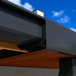 W przypadku stalowych rynien należy uważać na uszkodzenia mechaniczne – każda głębsza może powodować korozję. Fot. Galeco